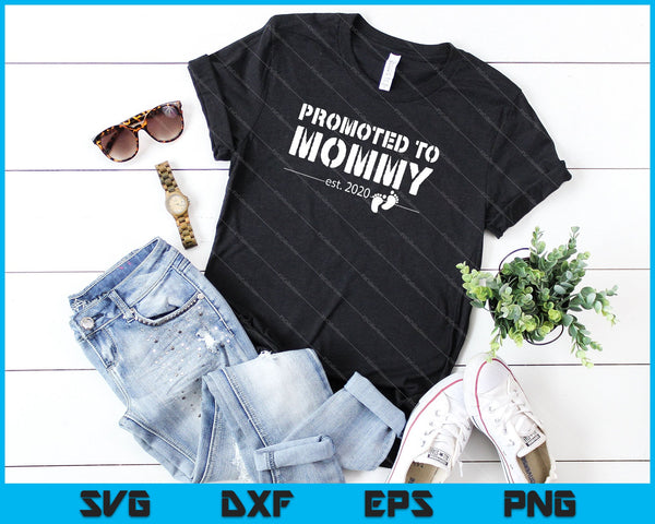 Vrouwen gepromoveerd tot mama SVG PNG snijden afdrukbare bestanden - on a t-shirt